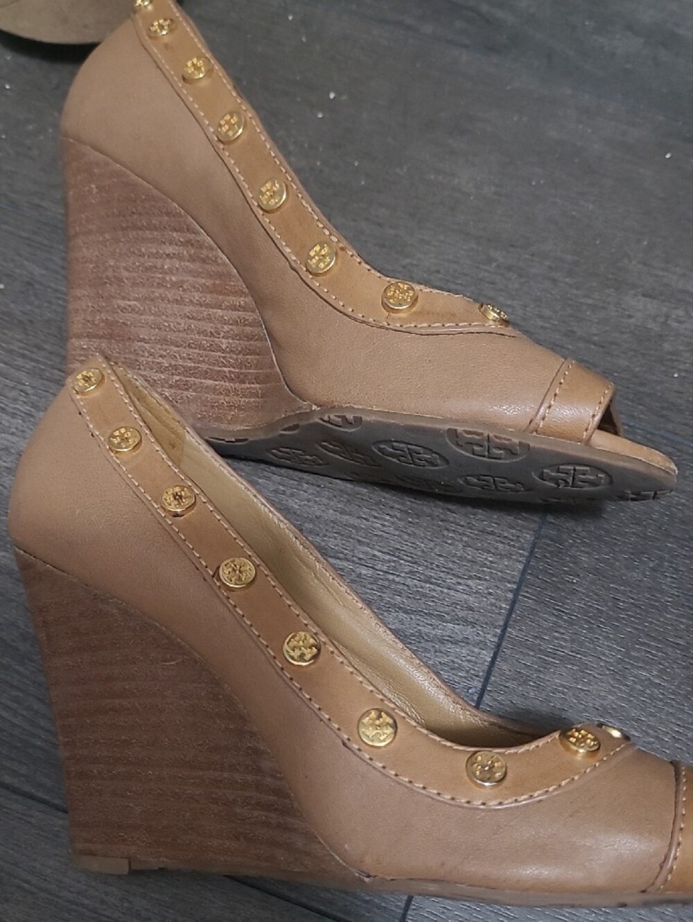 Tory Burch Camel Tan Leather Peep-Toe Pumps with Gold Studs 6.5 - Picture 3 of 7